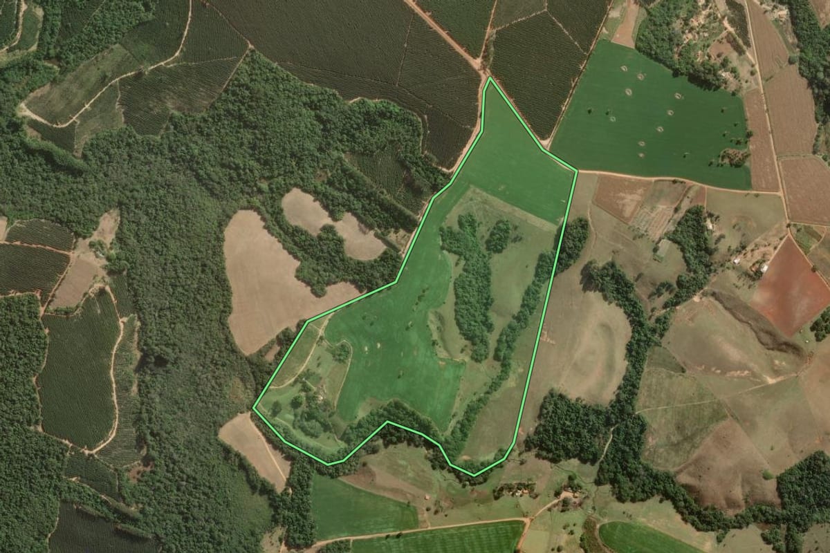 Imagem de satélite do imóvel rural em Capão Bonito (SP), com o contorno declarado no CAR desenhado por cima.