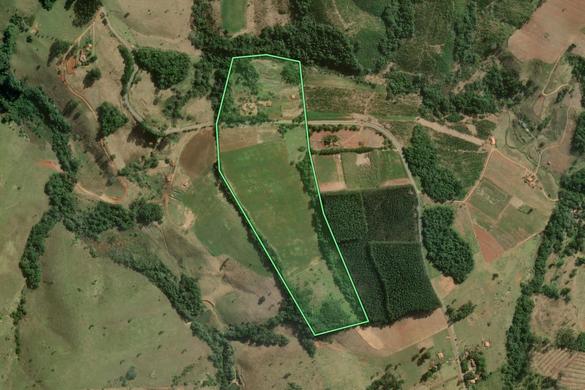 Imagem de satélite do imóvel rural em Capão Bonito (SP), com o contorno declarado no CAR desenhado por cima.
