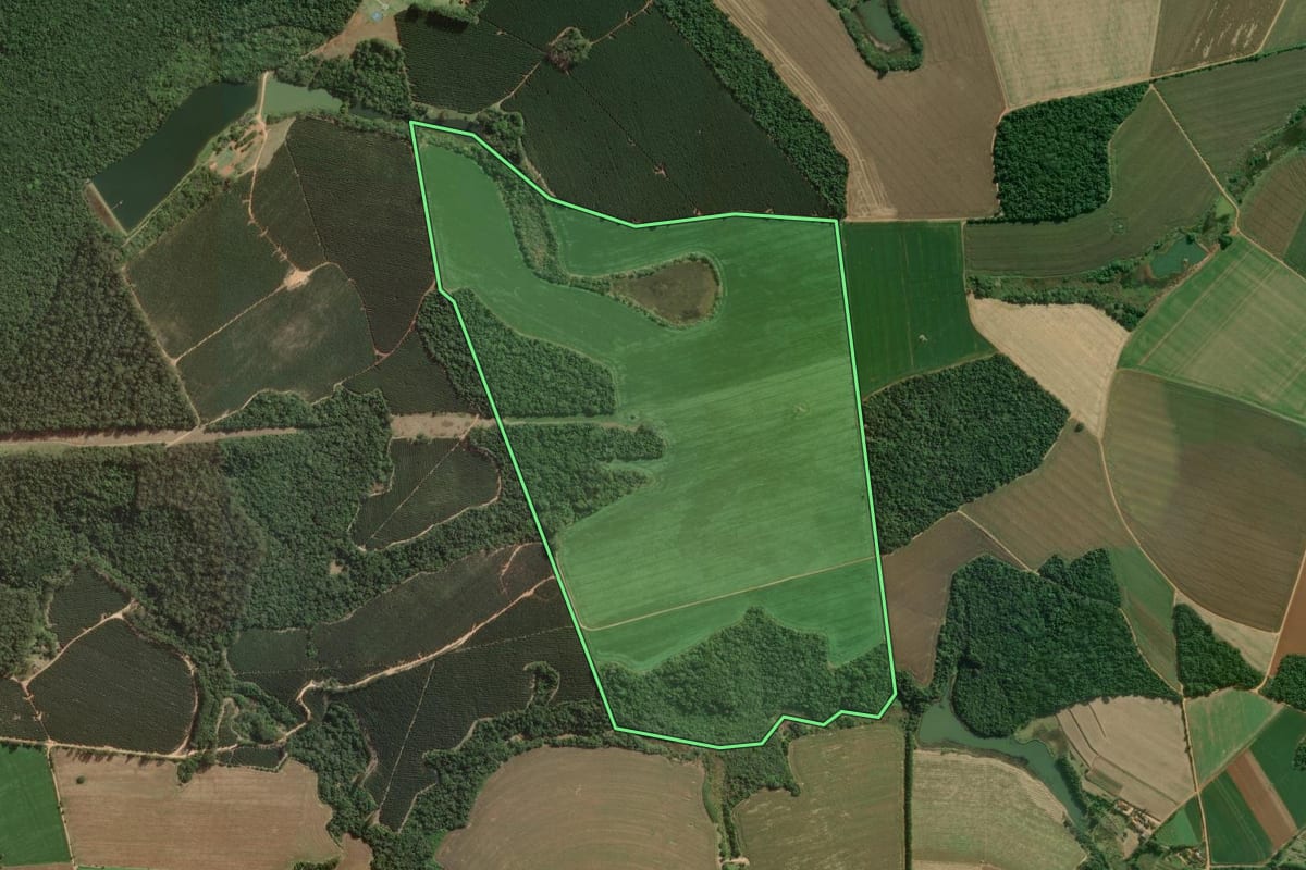 Imagem de satélite do imóvel rural em Capão Bonito (SP), com o contorno declarado no CAR desenhado por cima.