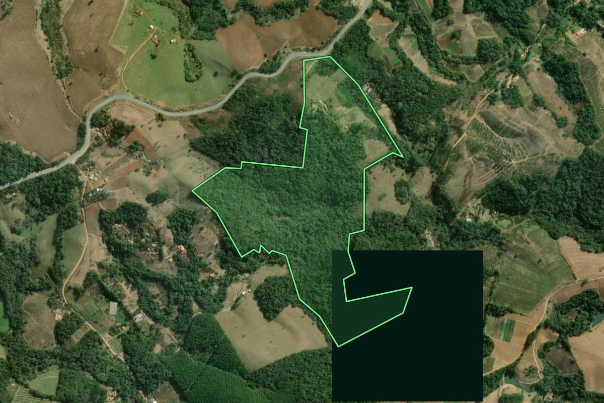 Imagem de satélite do imóvel rural em Capão Bonito (SP), com o contorno declarado no CAR desenhado por cima.
