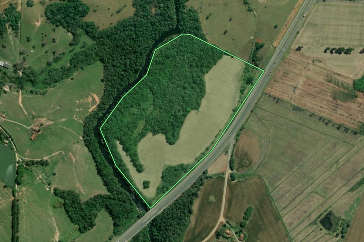 Imagem de satélite do imóvel rural em Capão Bonito (SP), com o contorno declarado no CAR desenhado por cima.