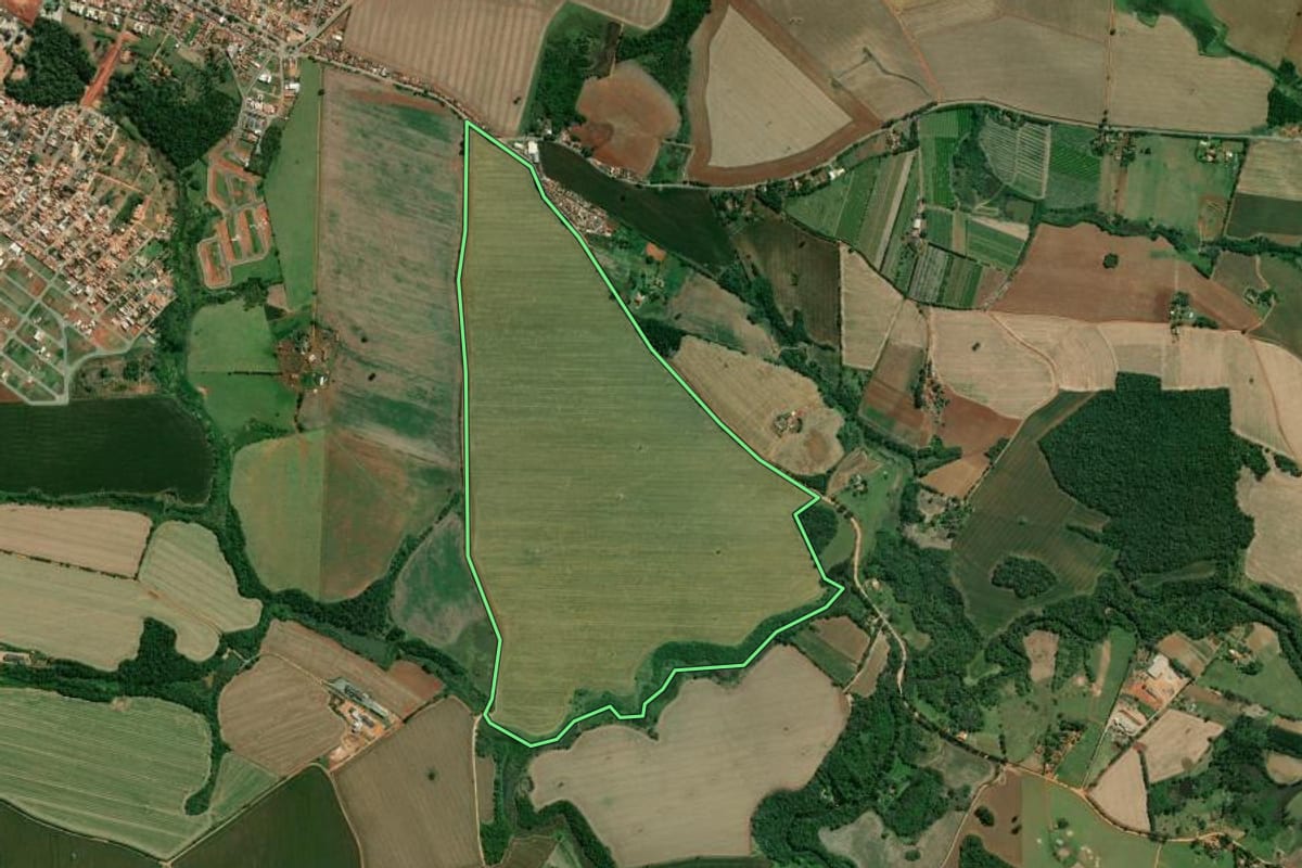 Imagem de satélite do imóvel rural em Capão Bonito (SP), com o contorno declarado no CAR desenhado por cima.