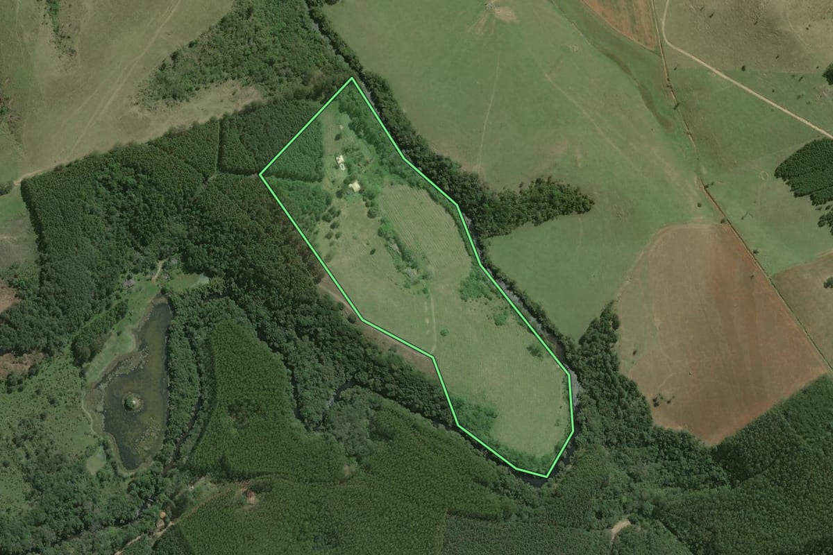 Imagem de satélite do imóvel rural em Capão Bonito (SP), com o contorno declarado no CAR desenhado por cima.