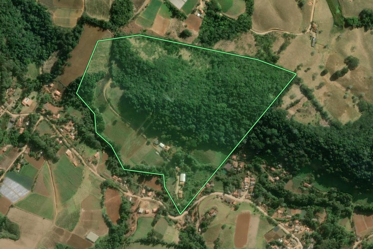Imagem de satélite do imóvel rural em Capão Bonito (SP), com o contorno declarado no CAR desenhado por cima.