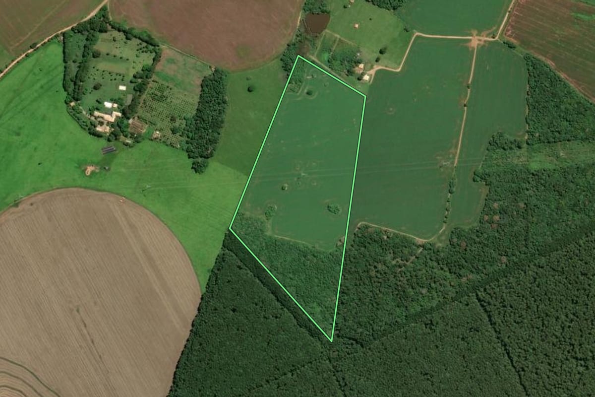 Imagem de satélite do imóvel rural em Capão Bonito (SP), com o contorno declarado no CAR desenhado por cima.