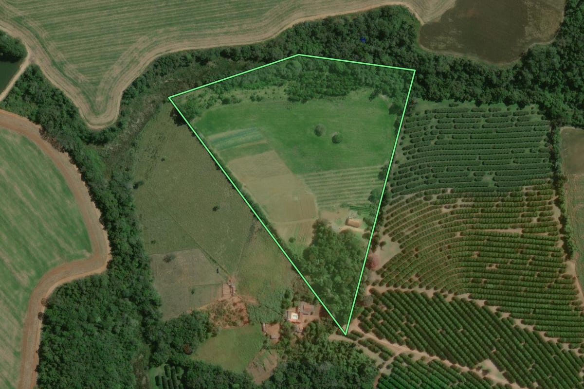 Imagem de satélite do imóvel rural em Capão Bonito (SP), com o contorno declarado no CAR desenhado por cima.