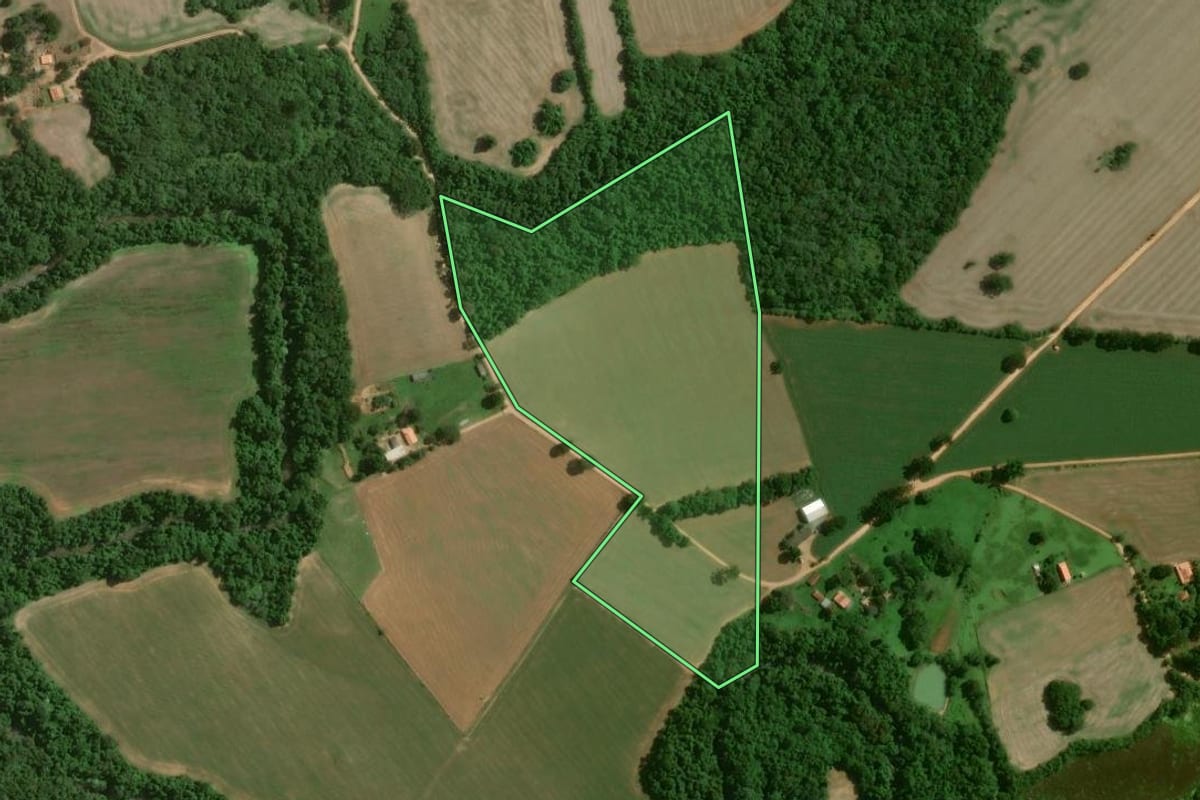 Imagem de satélite do imóvel rural em Capão Bonito (SP), com o contorno declarado no CAR desenhado por cima.