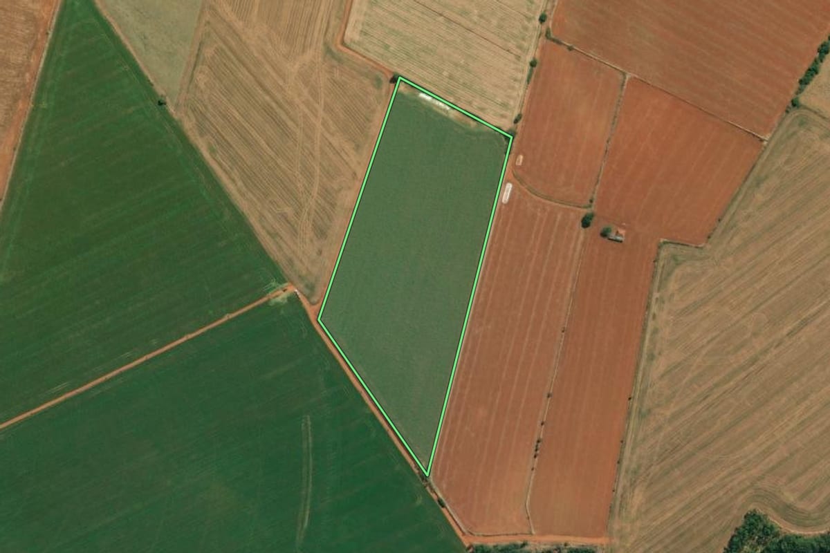 Imagem de satélite do imóvel rural em Capão Bonito (SP), com o contorno declarado no CAR desenhado por cima.