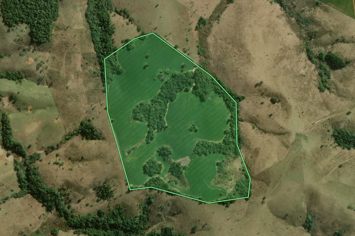 Imagem de satélite do imóvel rural em Capão Bonito (SP), com o contorno declarado no CAR desenhado por cima.