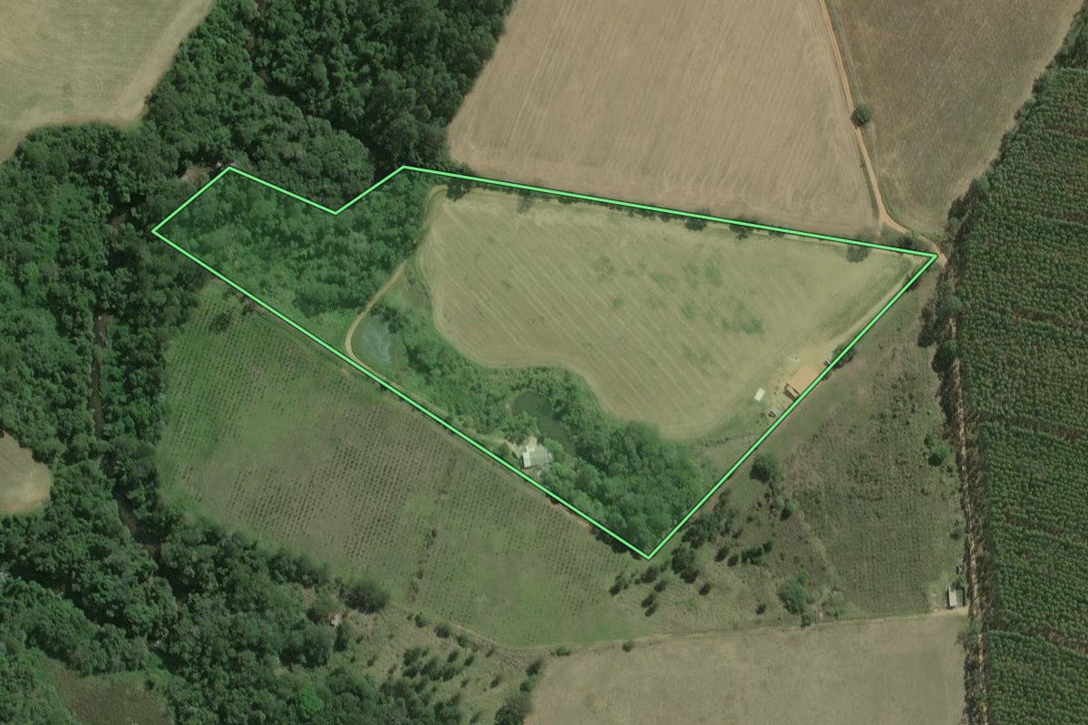 Imagem de satélite do imóvel rural em Capão Bonito (SP), com o contorno declarado no CAR desenhado por cima.