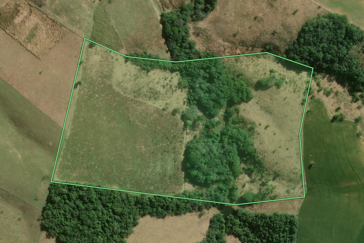 Imagem de satélite do imóvel rural em Capão Bonito (SP), com o contorno declarado no CAR desenhado por cima.