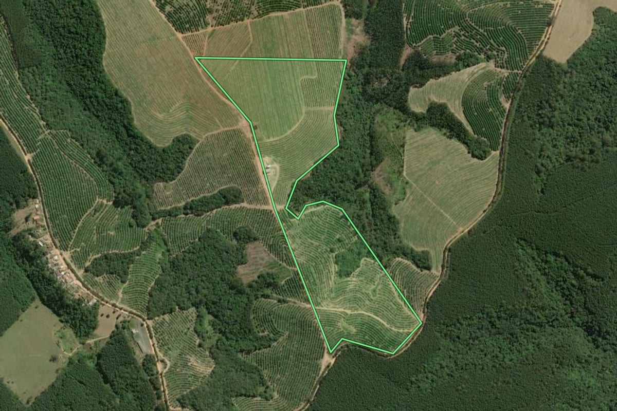 Imagem de satélite do imóvel rural em Capão Bonito (SP), com o contorno declarado no CAR desenhado por cima.
