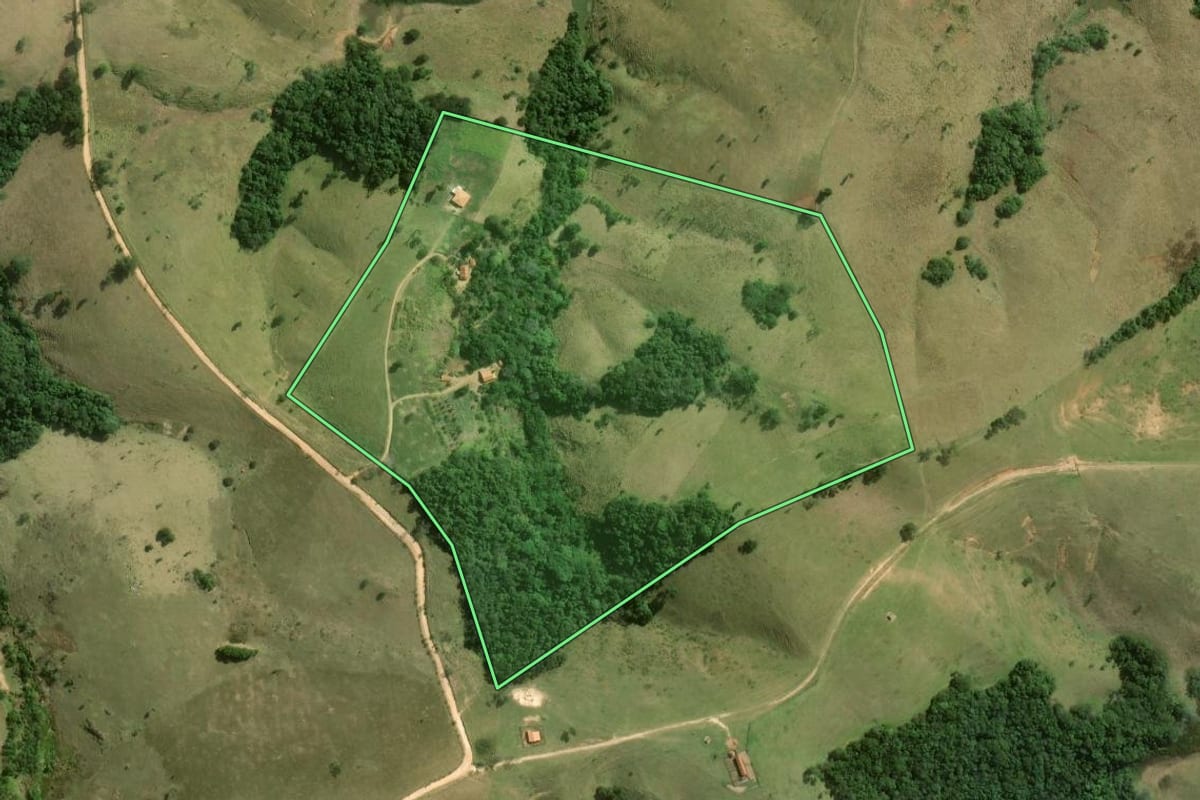 Imagem de satélite do imóvel rural em Capão Bonito (SP), com o contorno declarado no CAR desenhado por cima.