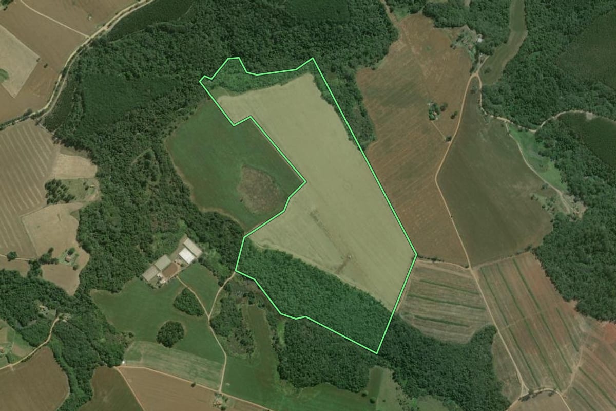 Imagem de satélite do imóvel rural em Capão Bonito (SP), com o contorno declarado no CAR desenhado por cima.