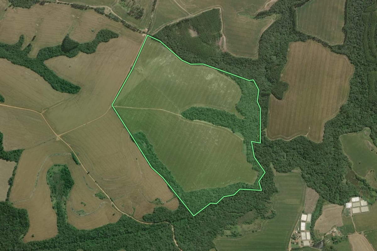 Imagem de satélite do imóvel rural em Capão Bonito (SP), com o contorno declarado no CAR desenhado por cima.