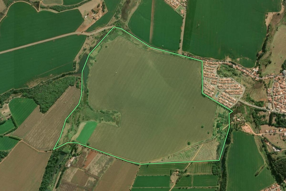 Imagem de satélite do imóvel rural em Capão Bonito (SP), com o contorno declarado no CAR desenhado por cima.