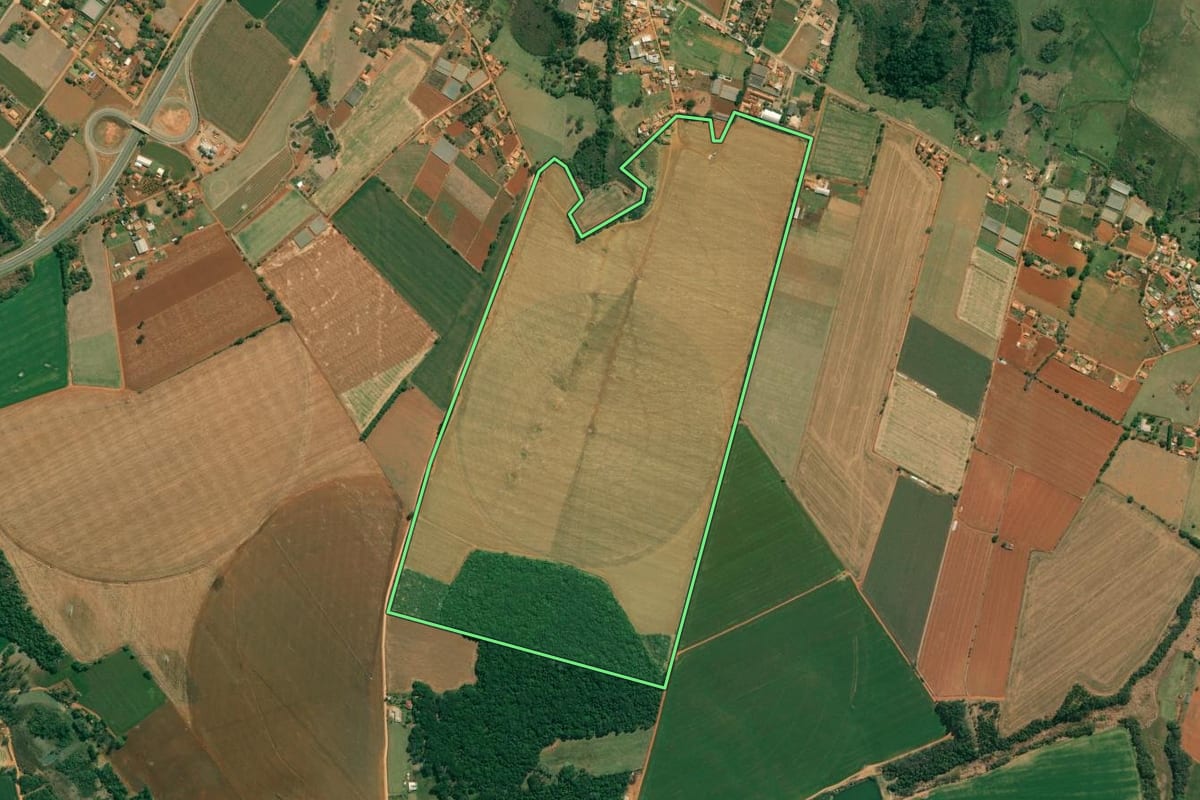 Imagem de satélite do imóvel rural em Capão Bonito (SP), com o contorno declarado no CAR desenhado por cima.