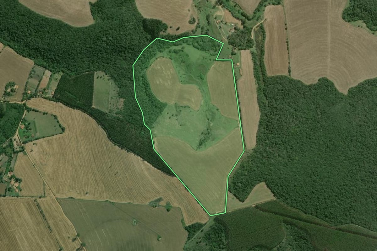 Imagem de satélite do imóvel rural em Capão Bonito (SP), com o contorno declarado no CAR desenhado por cima.