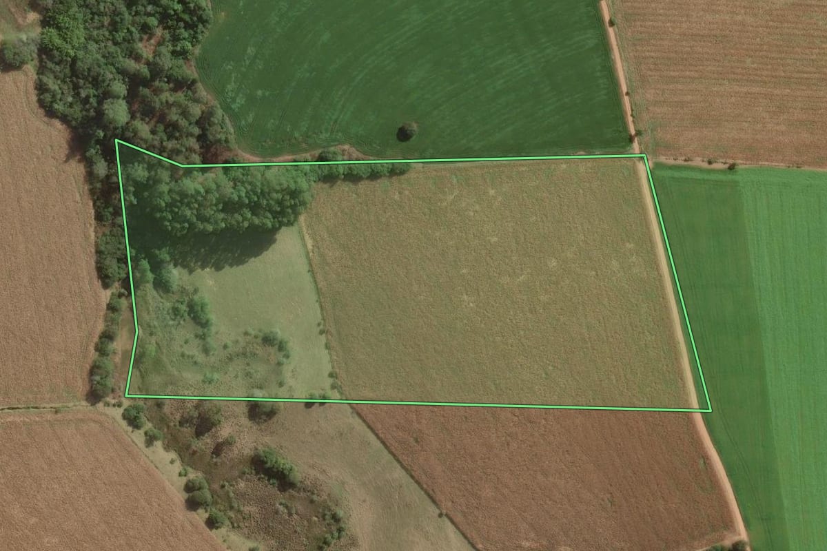 Imagem de satélite do imóvel rural em Capão Bonito (SP), com o contorno declarado no CAR desenhado por cima.