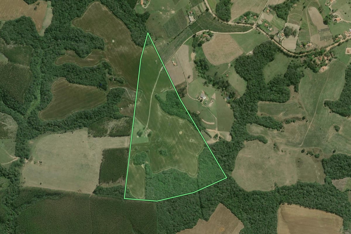 Imagem de satélite do imóvel rural em Capão Bonito (SP), com o contorno declarado no CAR desenhado por cima.