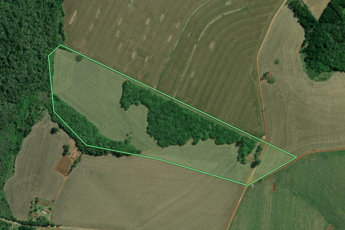 Imagem de satélite do imóvel rural em Capão Bonito (SP), com o contorno declarado no CAR desenhado por cima.