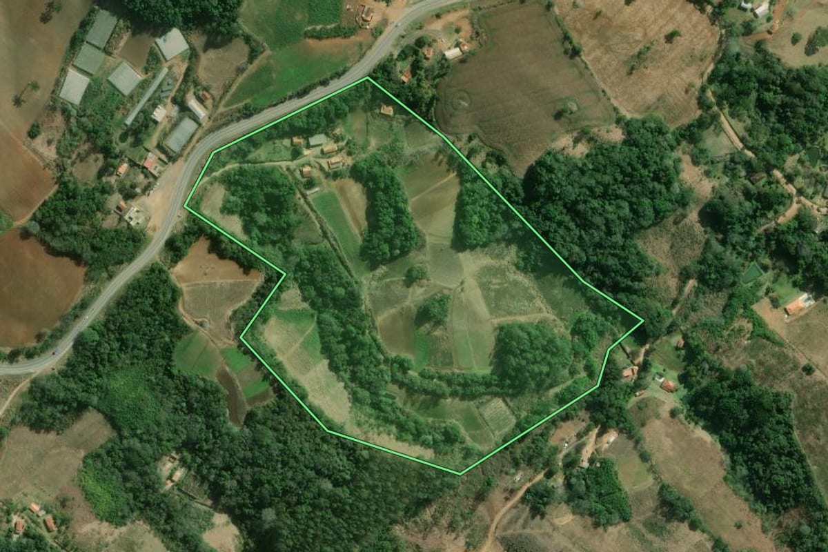 Imagem de satélite do imóvel rural em Capão Bonito (SP), com o contorno declarado no CAR desenhado por cima.