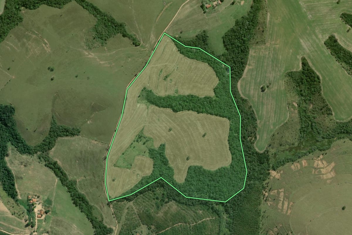Imagem de satélite do imóvel rural em Capão Bonito (SP), com o contorno declarado no CAR desenhado por cima.