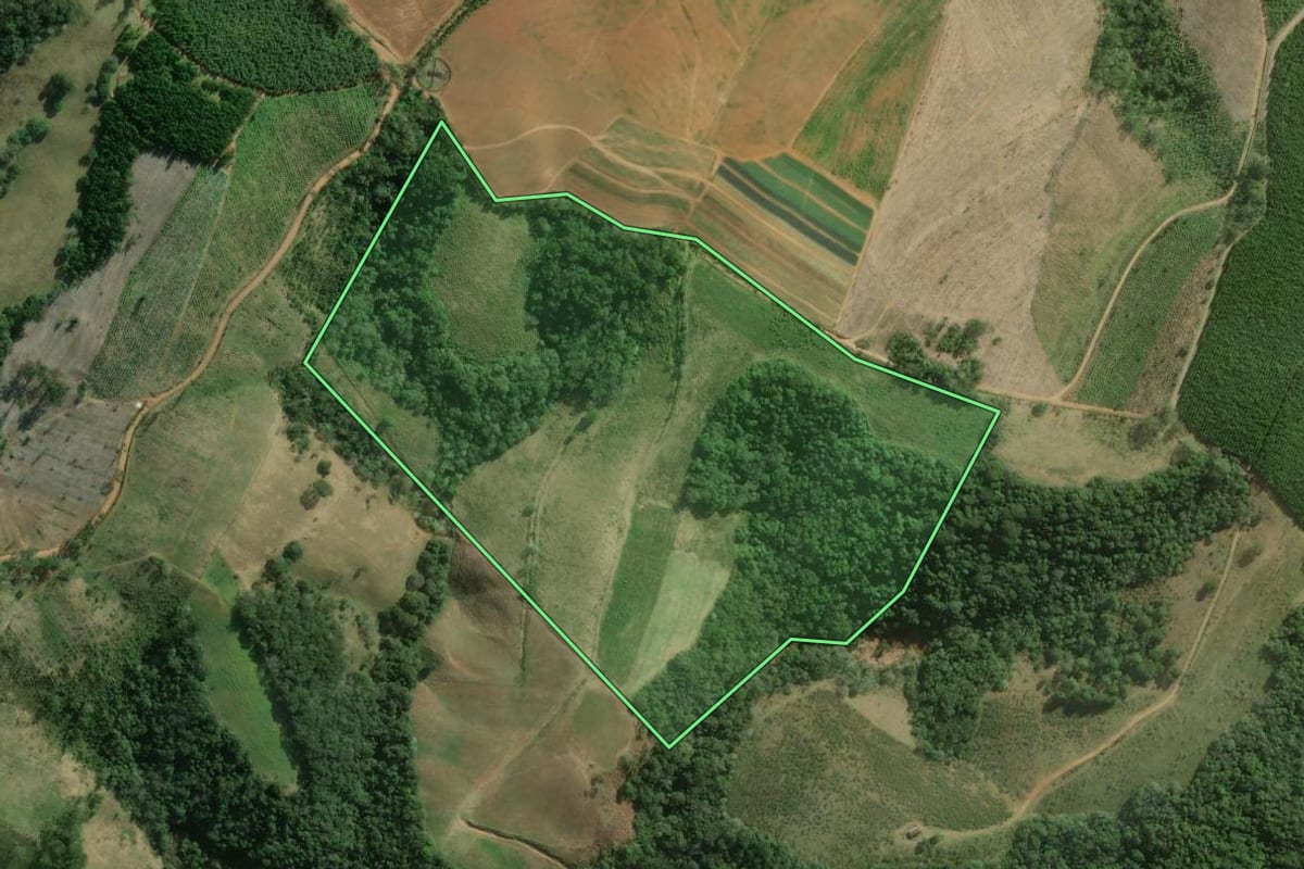 Imagem de satélite do imóvel rural em Capão Bonito (SP), com o contorno declarado no CAR desenhado por cima.