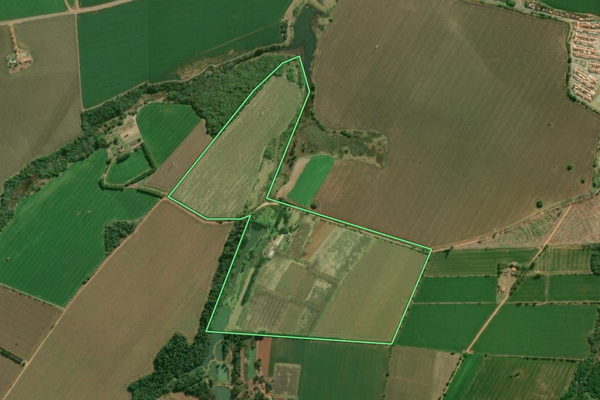 Imagem de satélite do imóvel rural em Capão Bonito (SP), com o contorno declarado no CAR desenhado por cima.