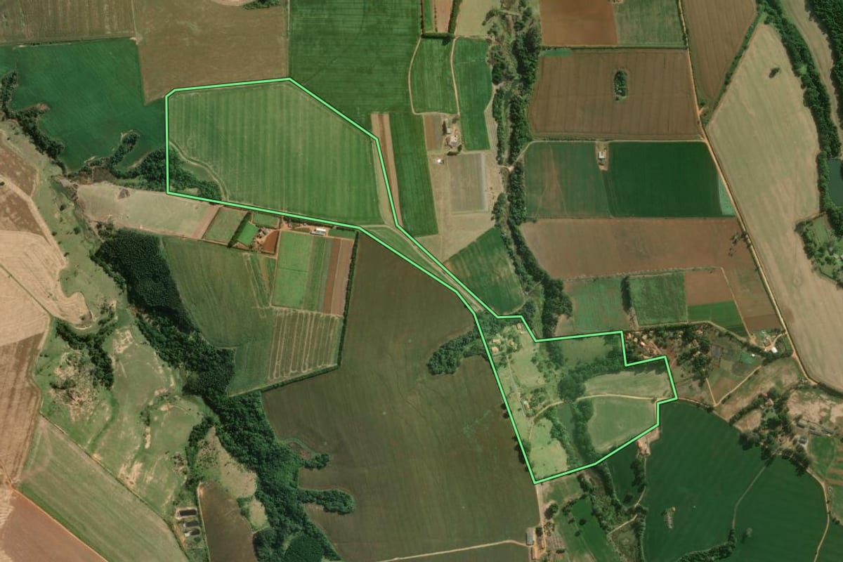 Imagem de satélite do imóvel rural em Capão Bonito (SP), com o contorno declarado no CAR desenhado por cima.