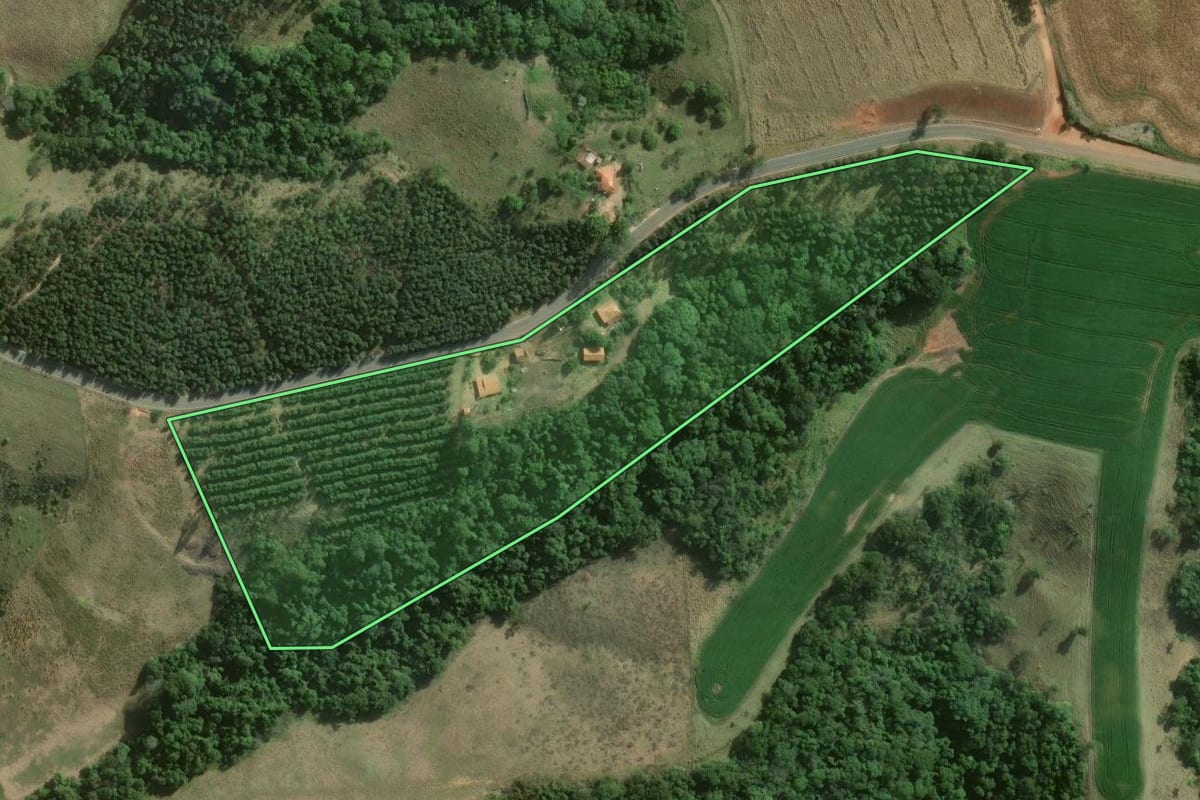 Imagem de satélite do imóvel rural em Capão Bonito (SP), com o contorno declarado no CAR desenhado por cima.