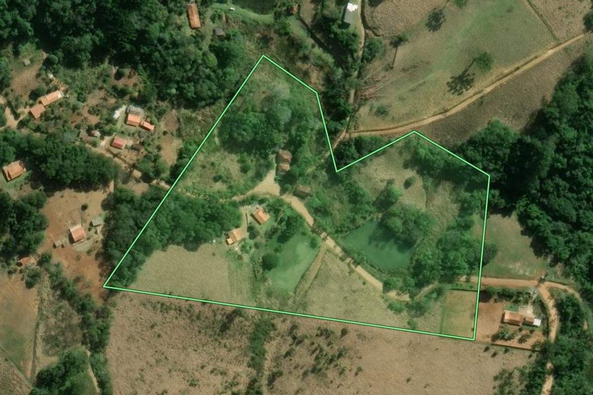 Imagem de satélite do imóvel rural em Capão Bonito (SP), com o contorno declarado no CAR desenhado por cima.