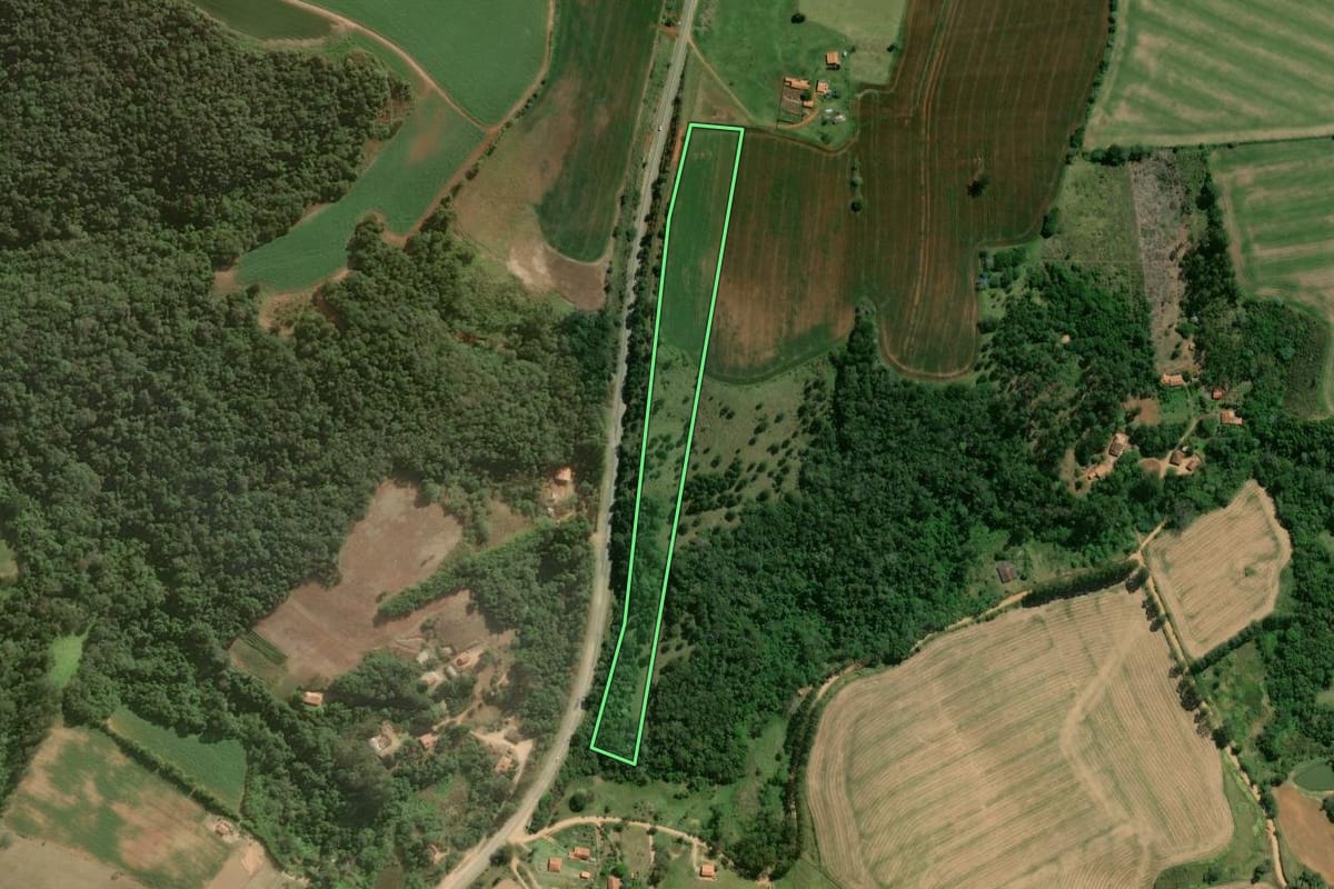 Imagem de satélite do imóvel rural em Capão Bonito (SP), com o contorno declarado no CAR desenhado por cima.