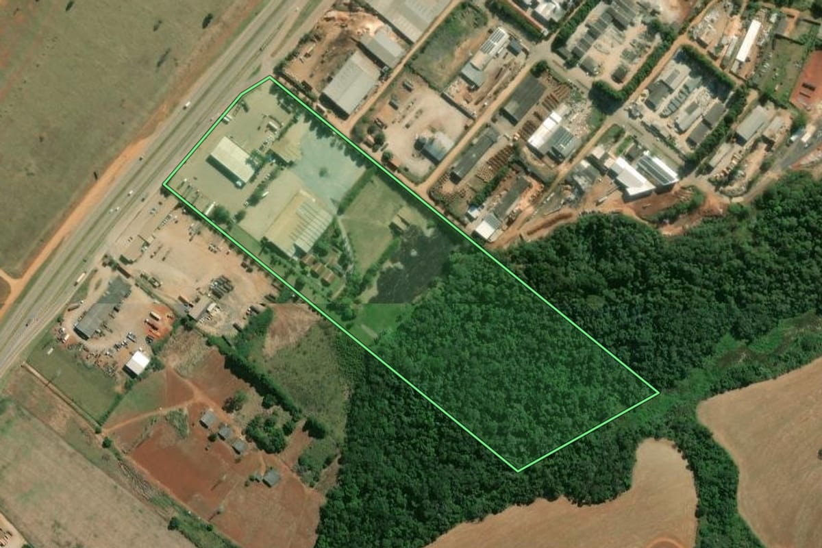 Imagem de satélite do imóvel rural em Capão Bonito (SP), com o contorno declarado no CAR desenhado por cima.