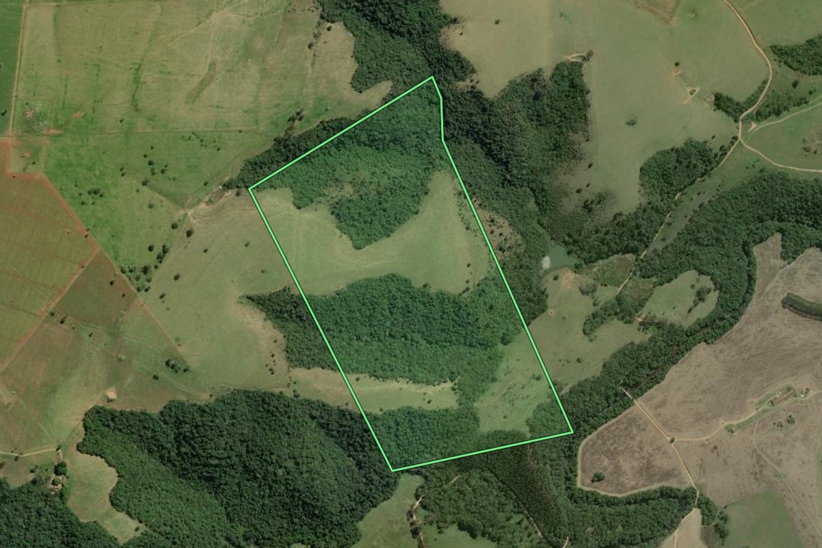 Imagem de satélite do imóvel rural em Capão Bonito (SP), com o contorno declarado no CAR desenhado por cima.