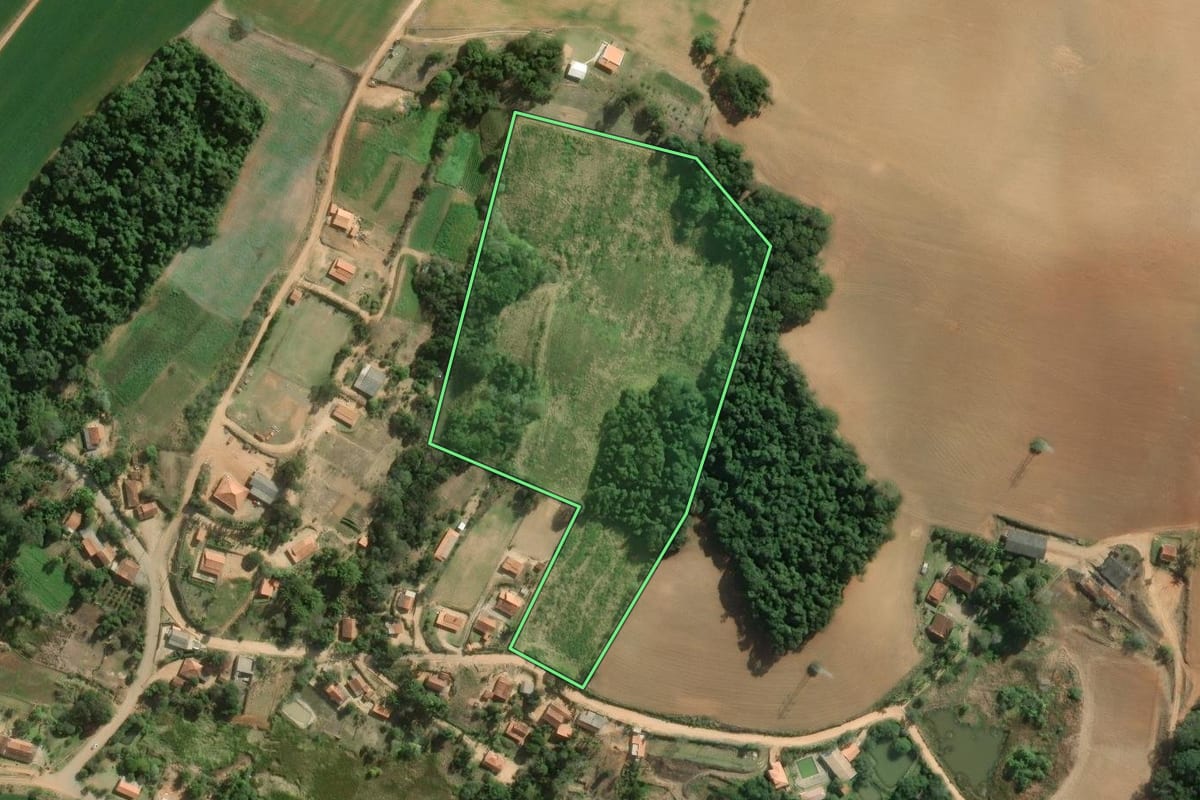 Imagem de satélite do imóvel rural em Capão Bonito (SP), com o contorno declarado no CAR desenhado por cima.