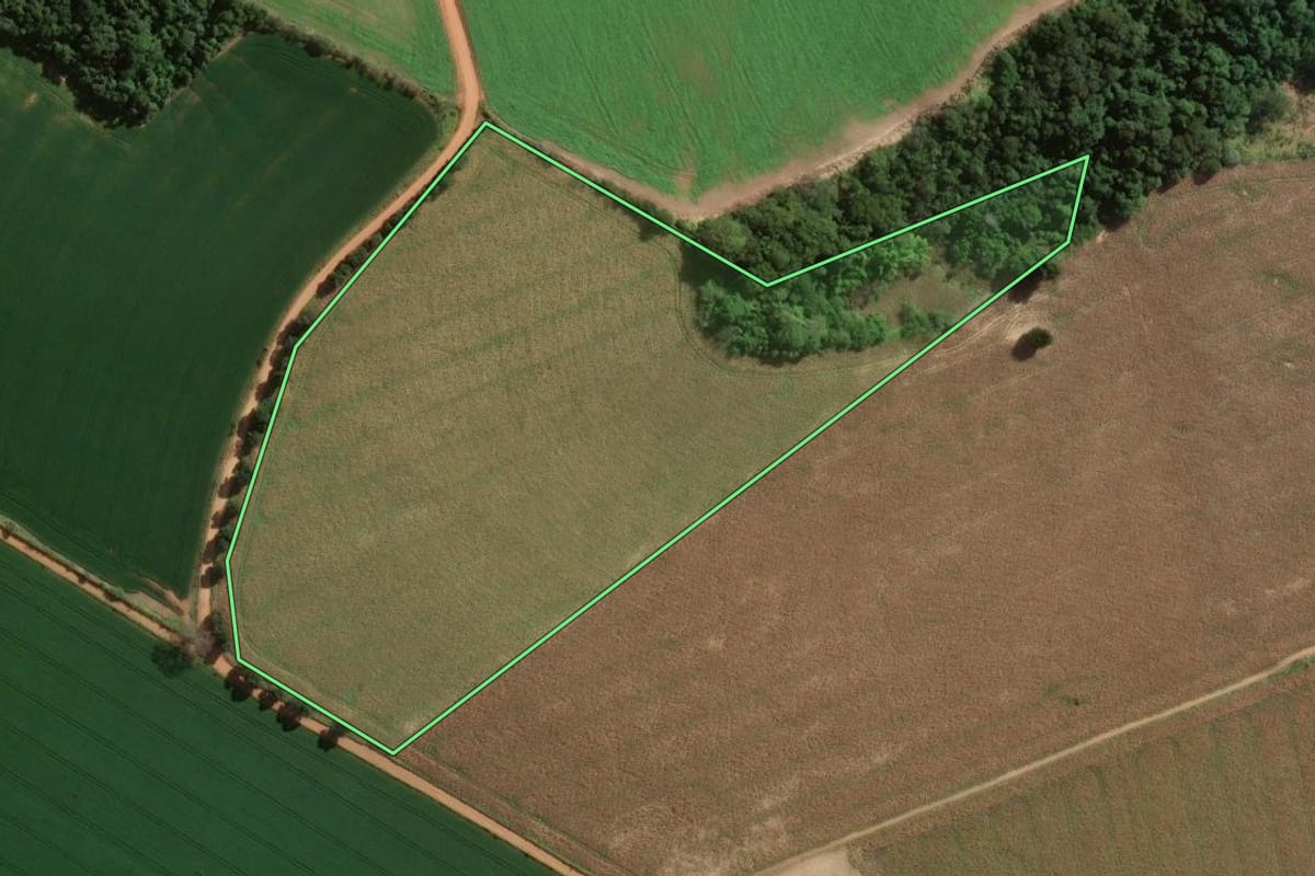 Imagem de satélite do imóvel rural em Capão Bonito (SP), com o contorno declarado no CAR desenhado por cima.