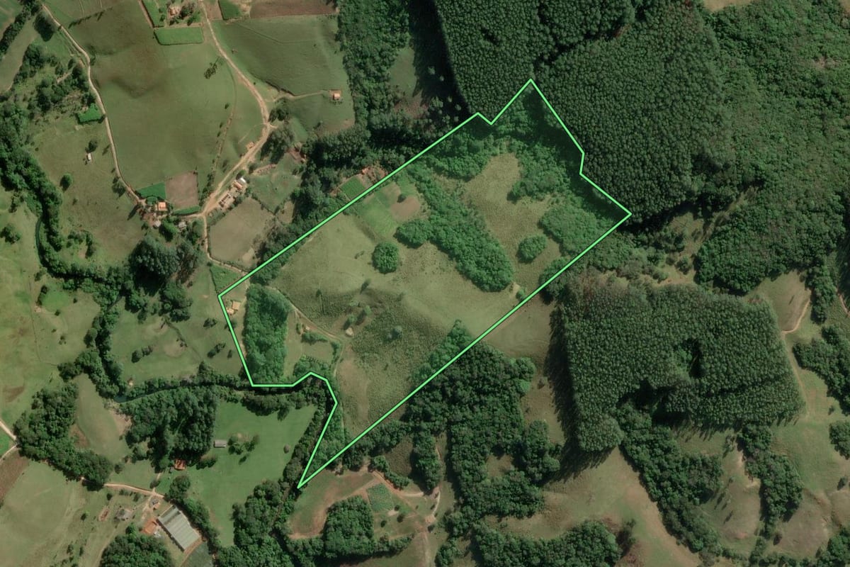 Imagem de satélite do imóvel rural em Capão Bonito (SP), com o contorno declarado no CAR desenhado por cima.