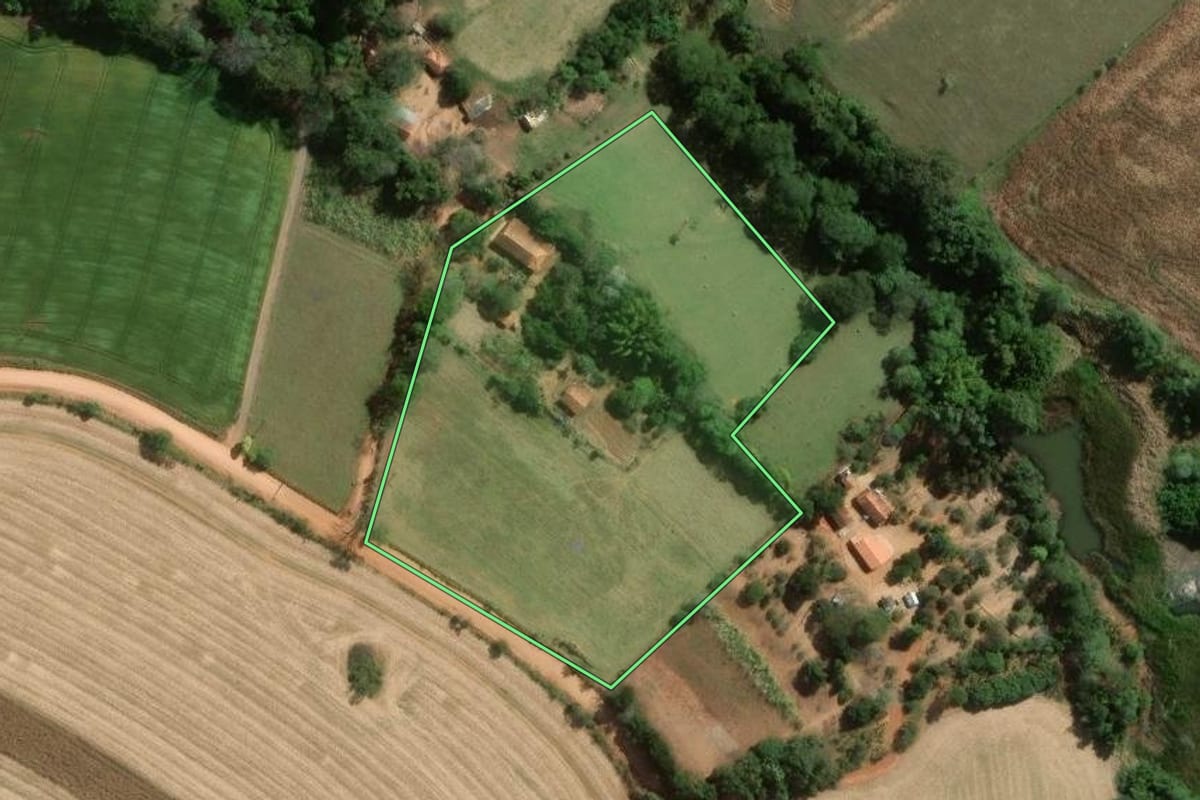 Imagem de satélite do imóvel rural em Capão Bonito (SP), com o contorno declarado no CAR desenhado por cima.