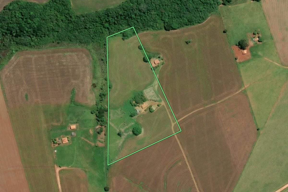 Imagem de satélite do imóvel rural em Capão Bonito (SP), com o contorno declarado no CAR desenhado por cima.