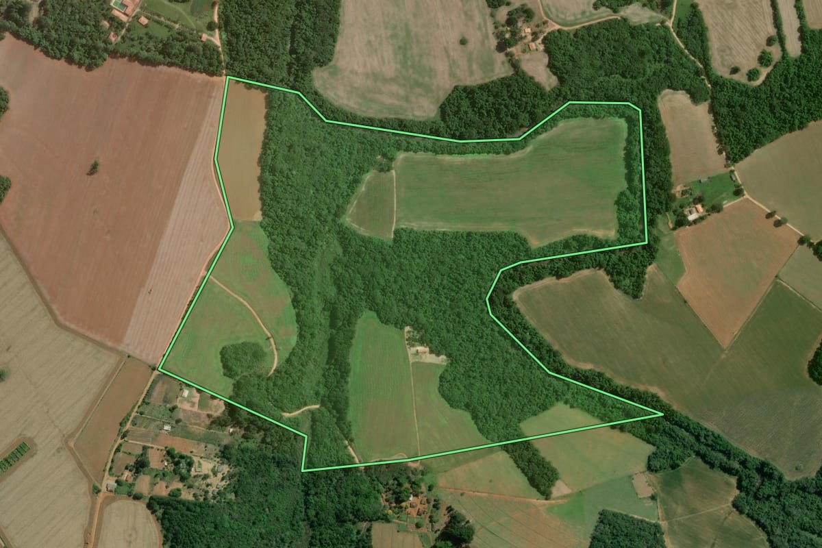 Imagem de satélite do imóvel rural em Capão Bonito (SP), com o contorno declarado no CAR desenhado por cima.