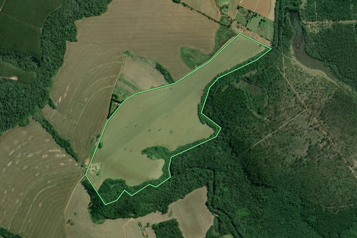 Imagem de satélite do imóvel rural em Capão Bonito (SP), com o contorno declarado no CAR desenhado por cima.