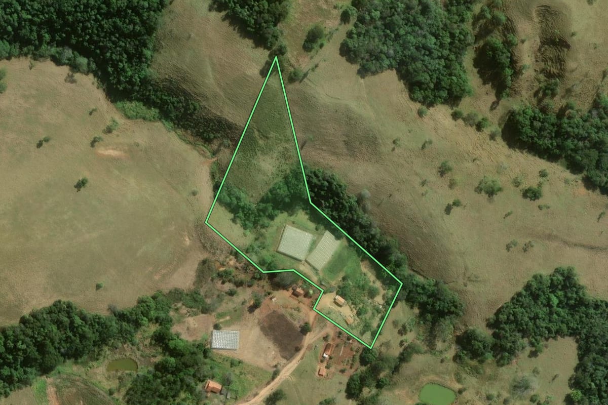 Imagem de satélite do imóvel rural em Capão Bonito (SP), com o contorno declarado no CAR desenhado por cima.