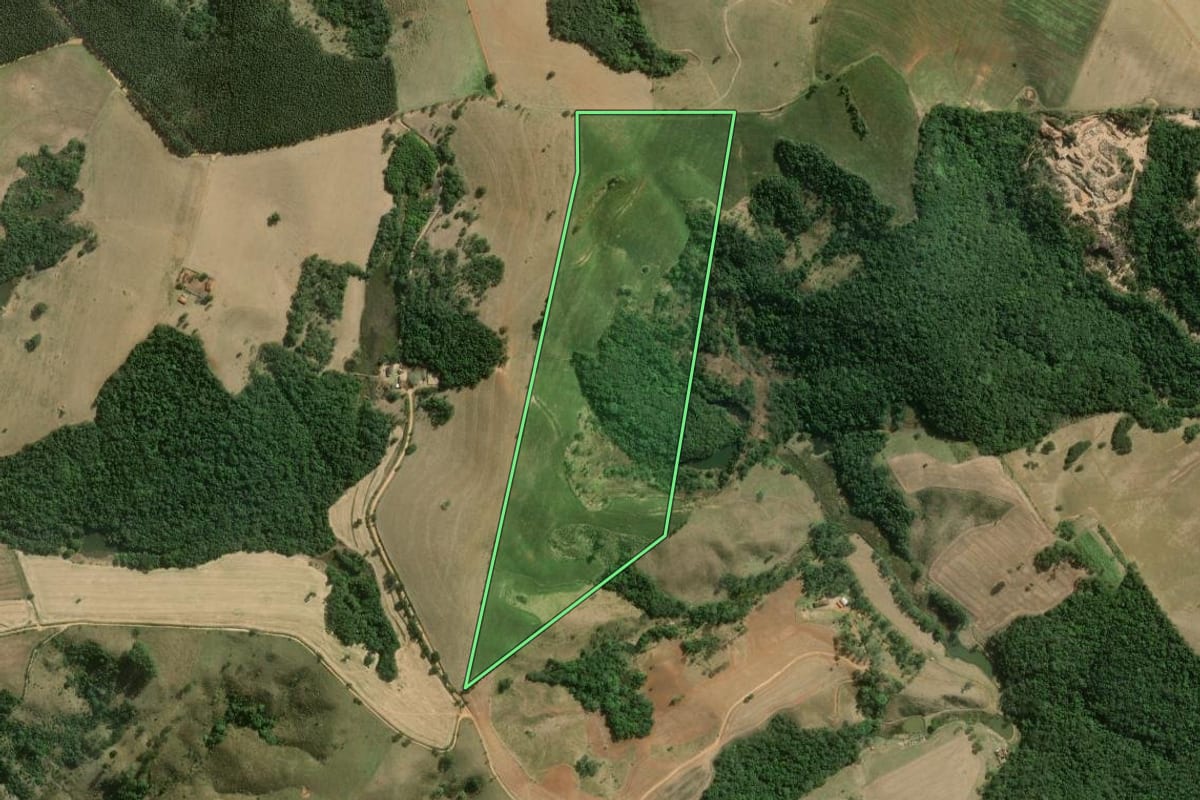 Imagem de satélite do imóvel rural em Capão Bonito (SP), com o contorno declarado no CAR desenhado por cima.