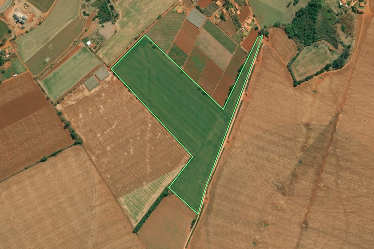Imagem de satélite do imóvel rural em Capão Bonito (SP), com o contorno declarado no CAR desenhado por cima.