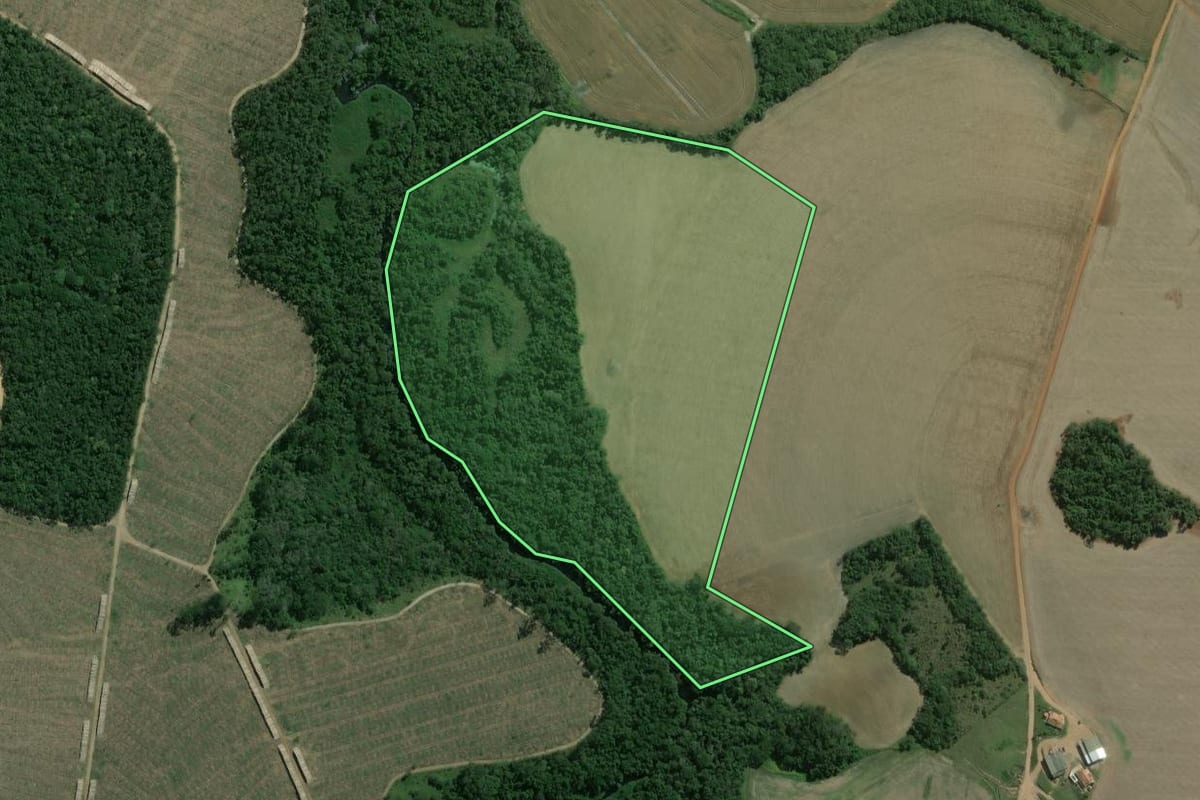 Imagem de satélite do imóvel rural em Capão Bonito (SP), com o contorno declarado no CAR desenhado por cima.
