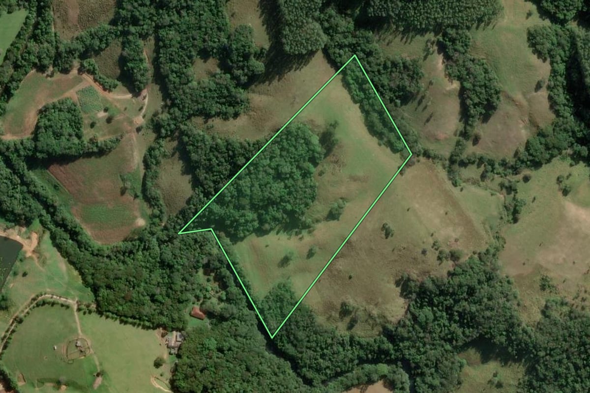 Imagem de satélite do imóvel rural em Capão Bonito (SP), com o contorno declarado no CAR desenhado por cima.