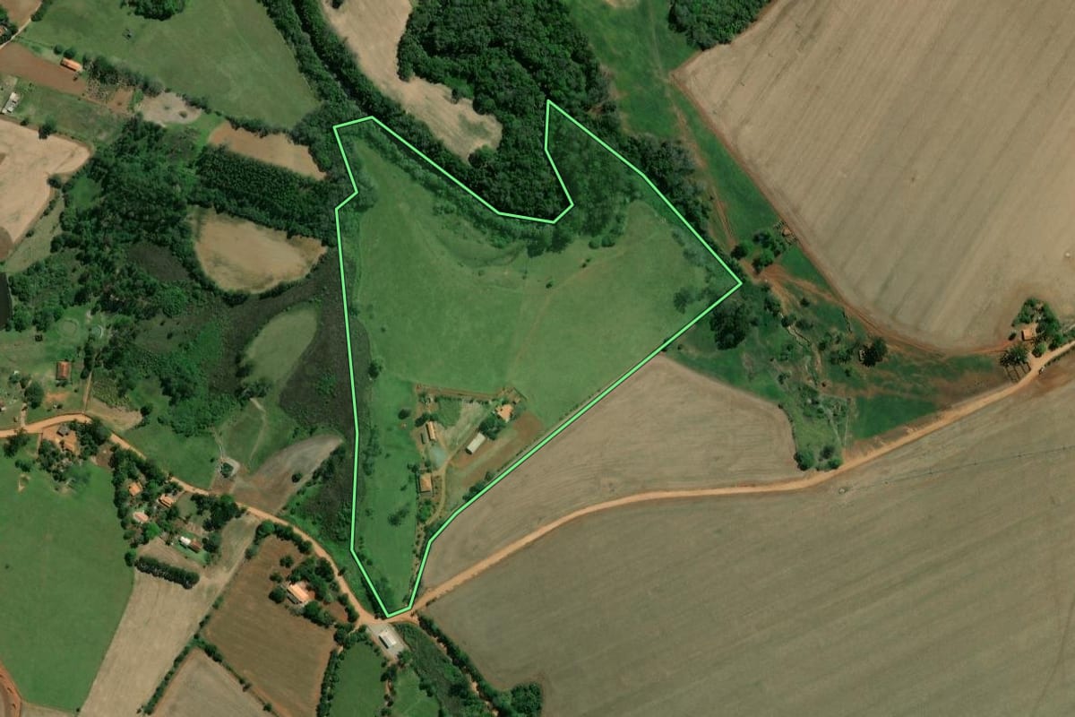 Imagem de satélite do imóvel rural em Capão Bonito (SP), com o contorno declarado no CAR desenhado por cima.