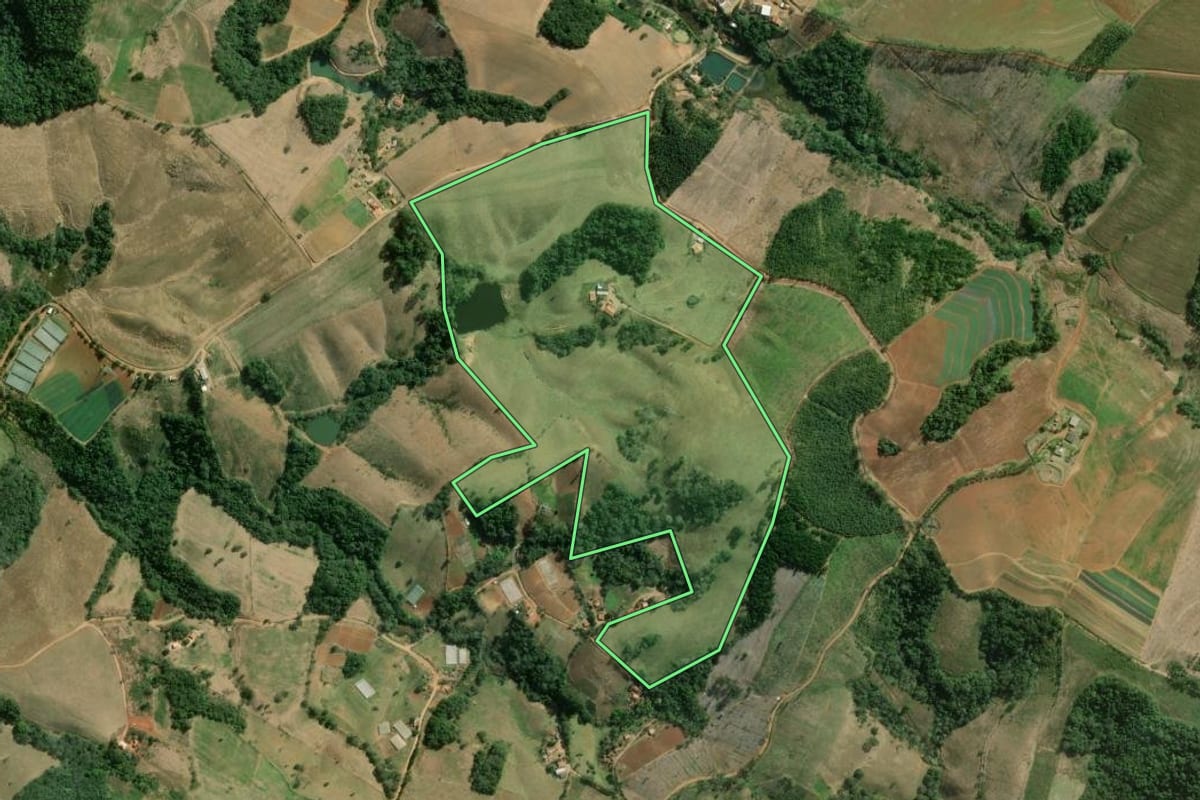 Imagem de satélite do imóvel rural em Capão Bonito (SP), com o contorno declarado no CAR desenhado por cima.