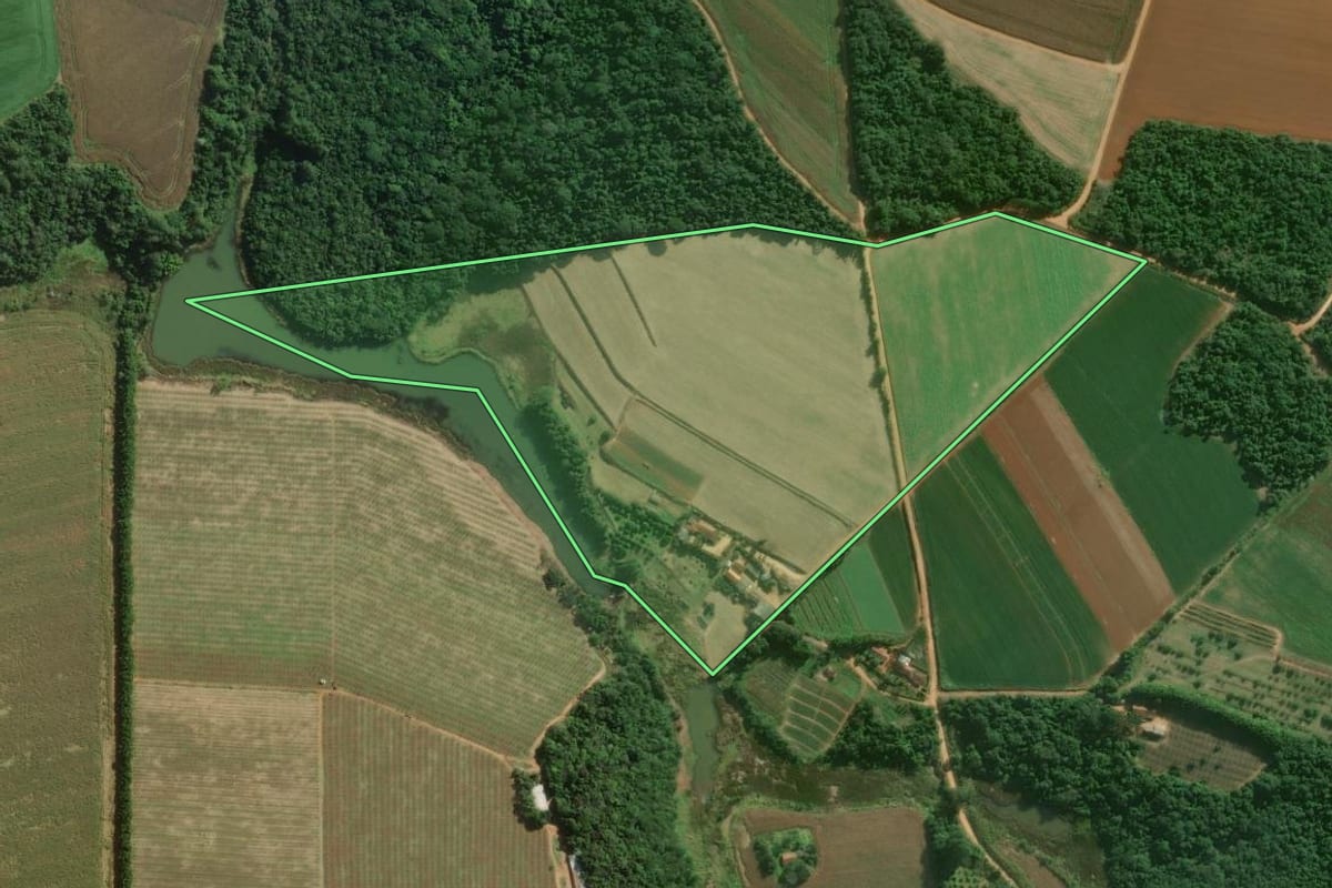 Imagem de satélite do imóvel rural em Capão Bonito (SP), com o contorno declarado no CAR desenhado por cima.